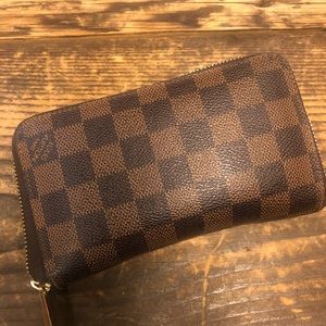 Like New! Louis Vuitton Zippy Compact Wallet